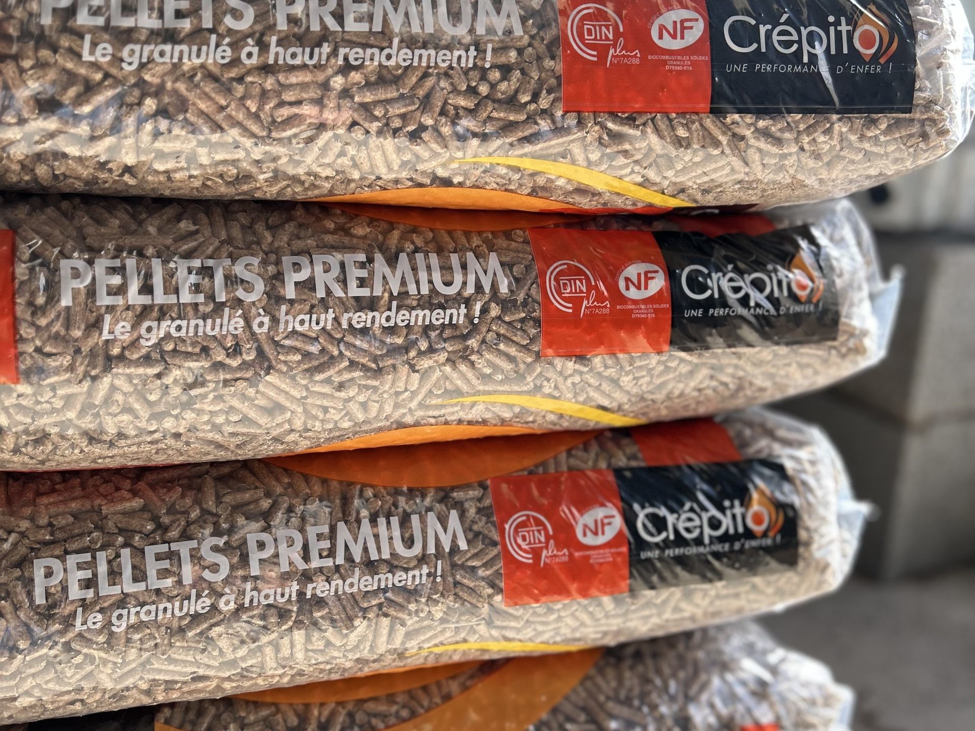 Sacs de granulés Crepito empilés pour poêles.