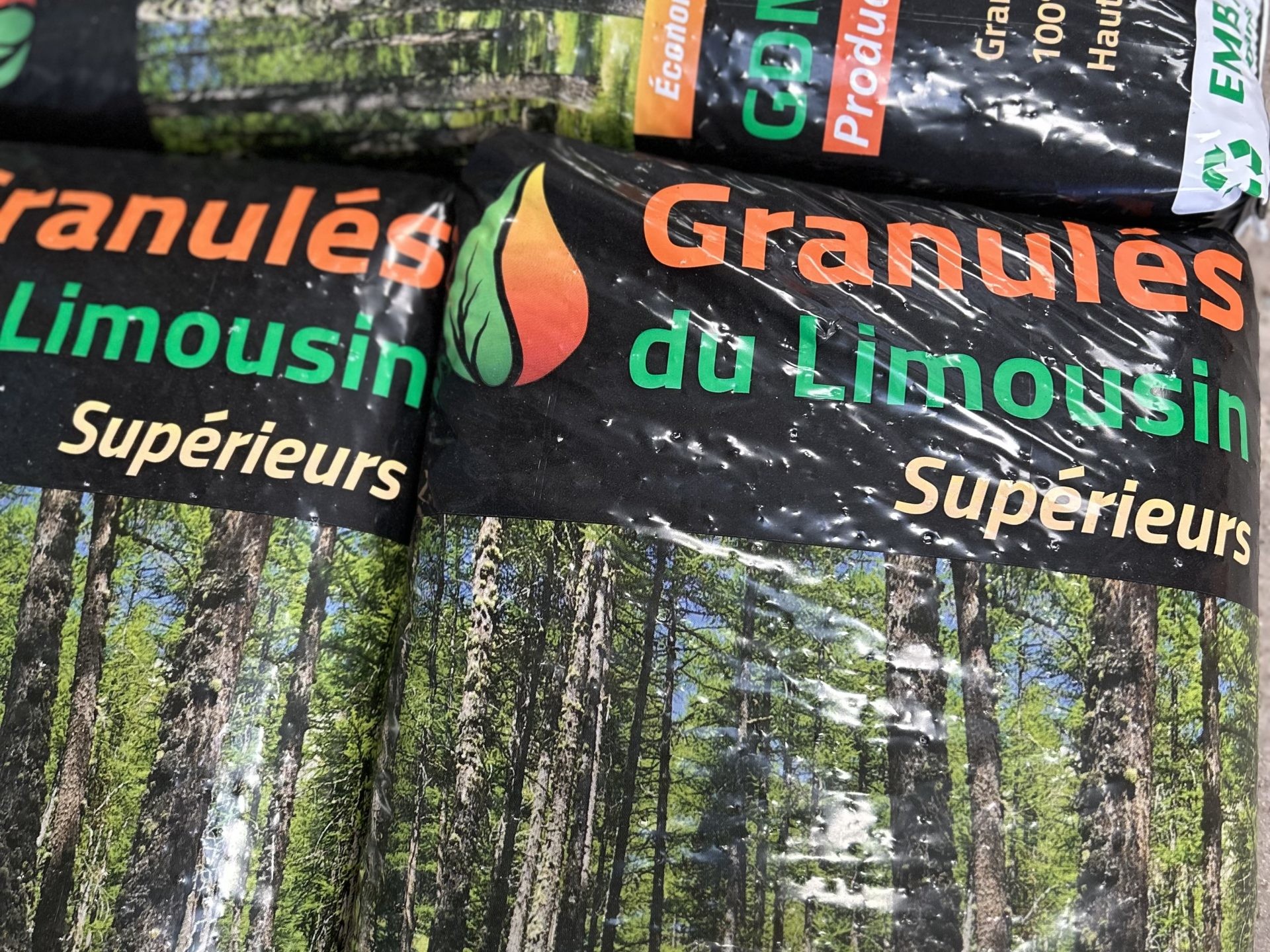 Sacs de granulés du Limousin empilés