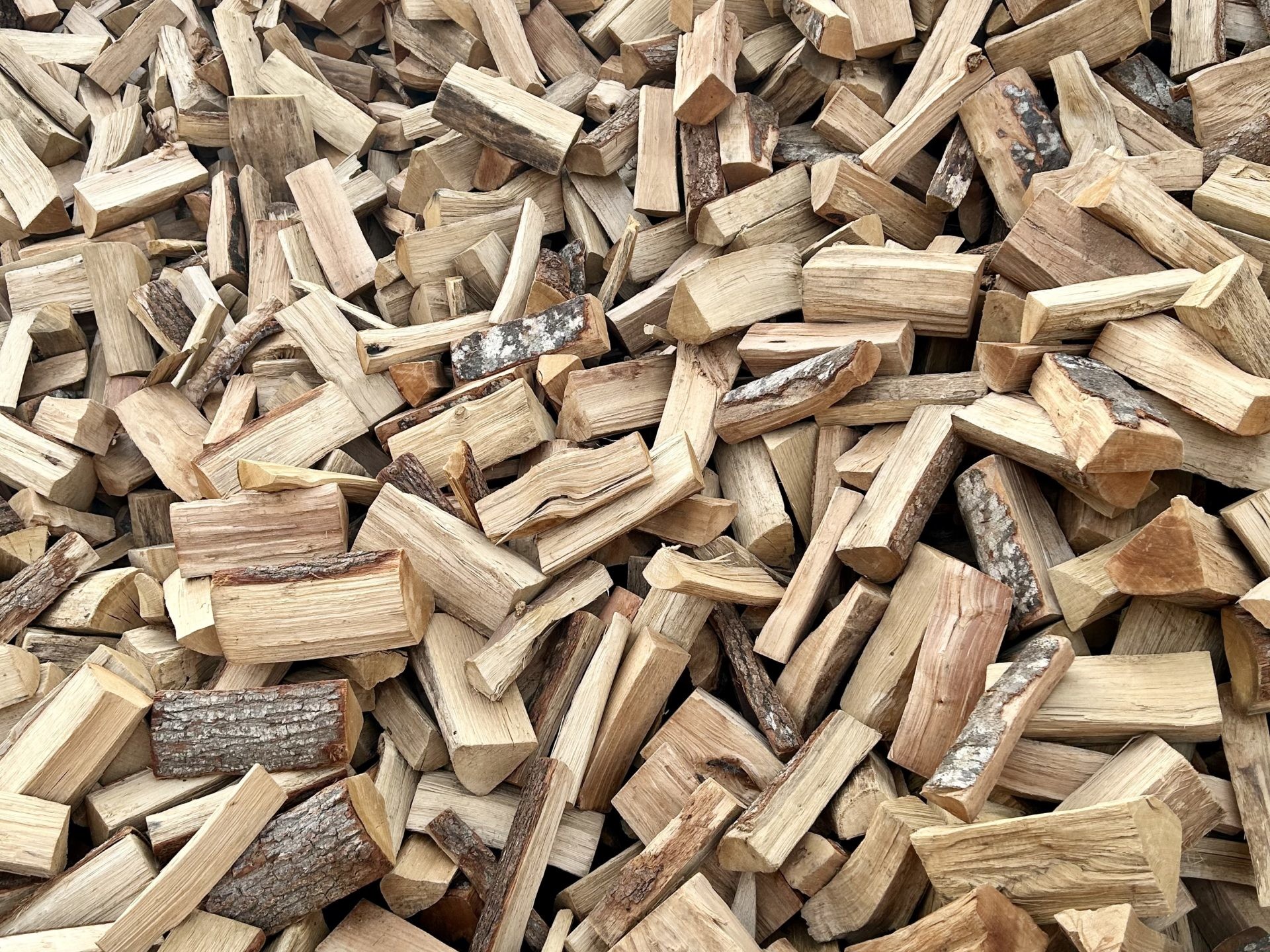 Pile de bois de chauffage coupé