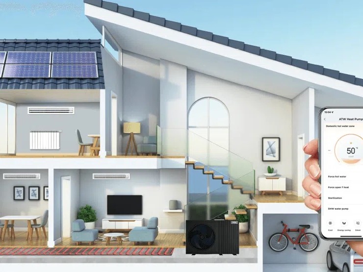 Maison moderne avec panneaux solaires et application mobile.