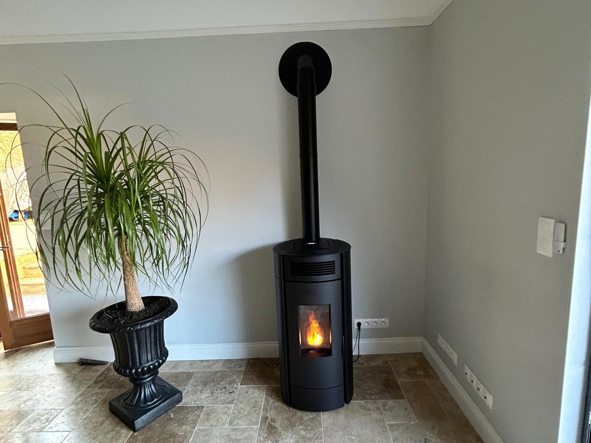 Poêle à bois moderne dans un salon lumineux.