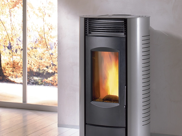 Poêle à bois moderne dans un salon lumineux.